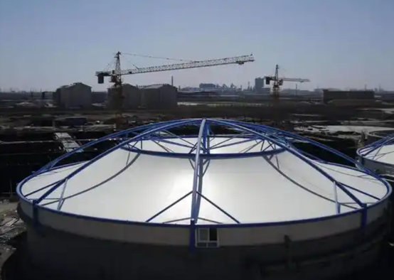 Covered wastewater tank for wet well odor control and H2S capture