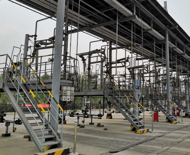 Truck loading rack vapor recovery collection area